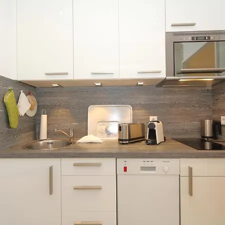 22-32-nielsen-am-stranduebergang Westerland