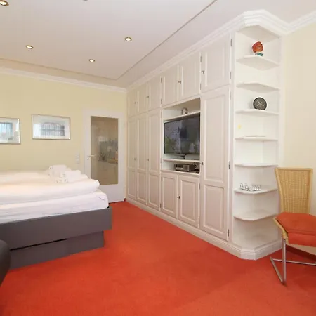 22-32-nielsen-am-stranduebergang * Westerland