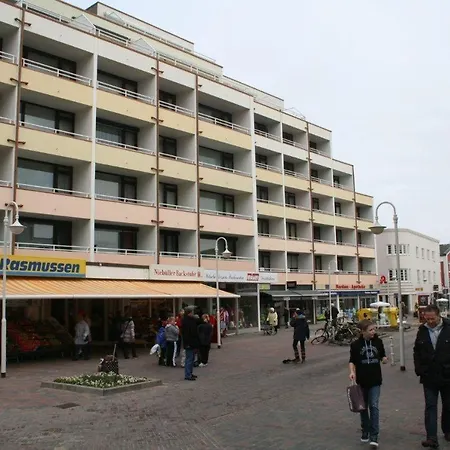 22-32-nielsen-am-stranduebergang *