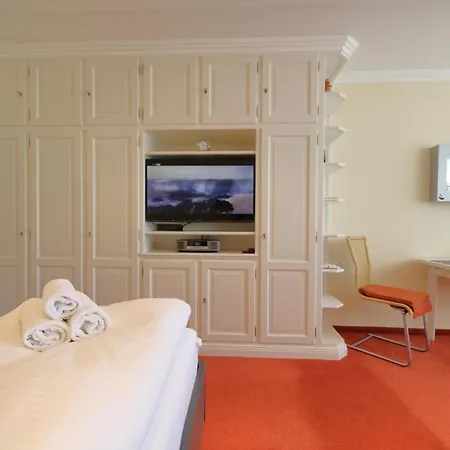 22-32-nielsen-am-stranduebergang * Westerland